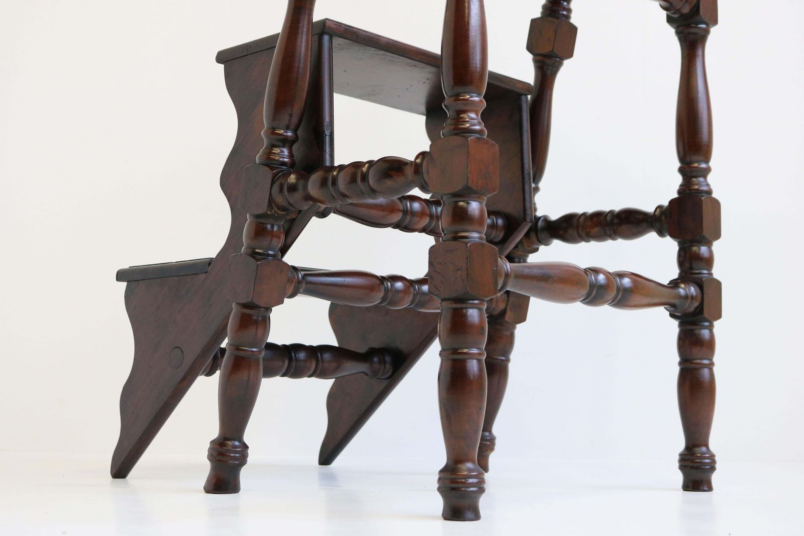 Antieke Engelse Victoriaanse Bibliotheektrap Van Gesneden Hout, Opvouwbaar, Jaren 1920 photo Woonaccessoires