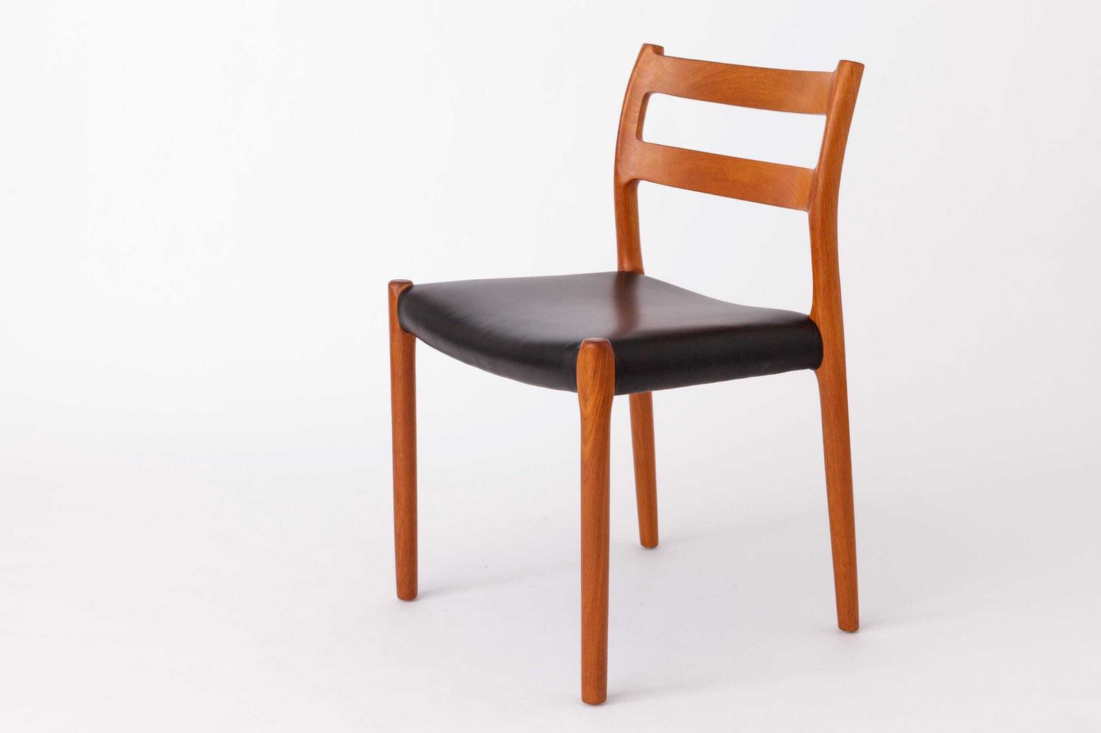 Set Of 5 Niels Otto Møller Model 84 Chairs – Danish Teak & Leather Dining Chairs (1974) – Mid Century Modern Design photo vinterior