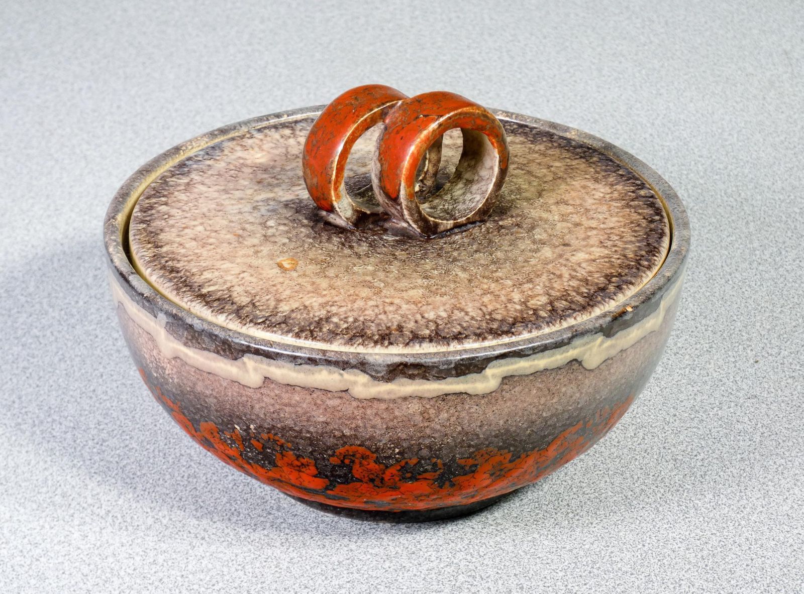 Ciotola Con Coperchio In Maiolica Smaltata Firmata Strehla Keramik. Fat Lava. photo vintage