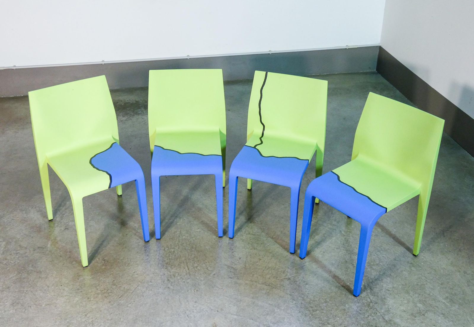 Set Di 4 Sedie Laleggera, Parte Dell'opera "Mezzoterra Mezzomare" Di Pistoletto photo furniture