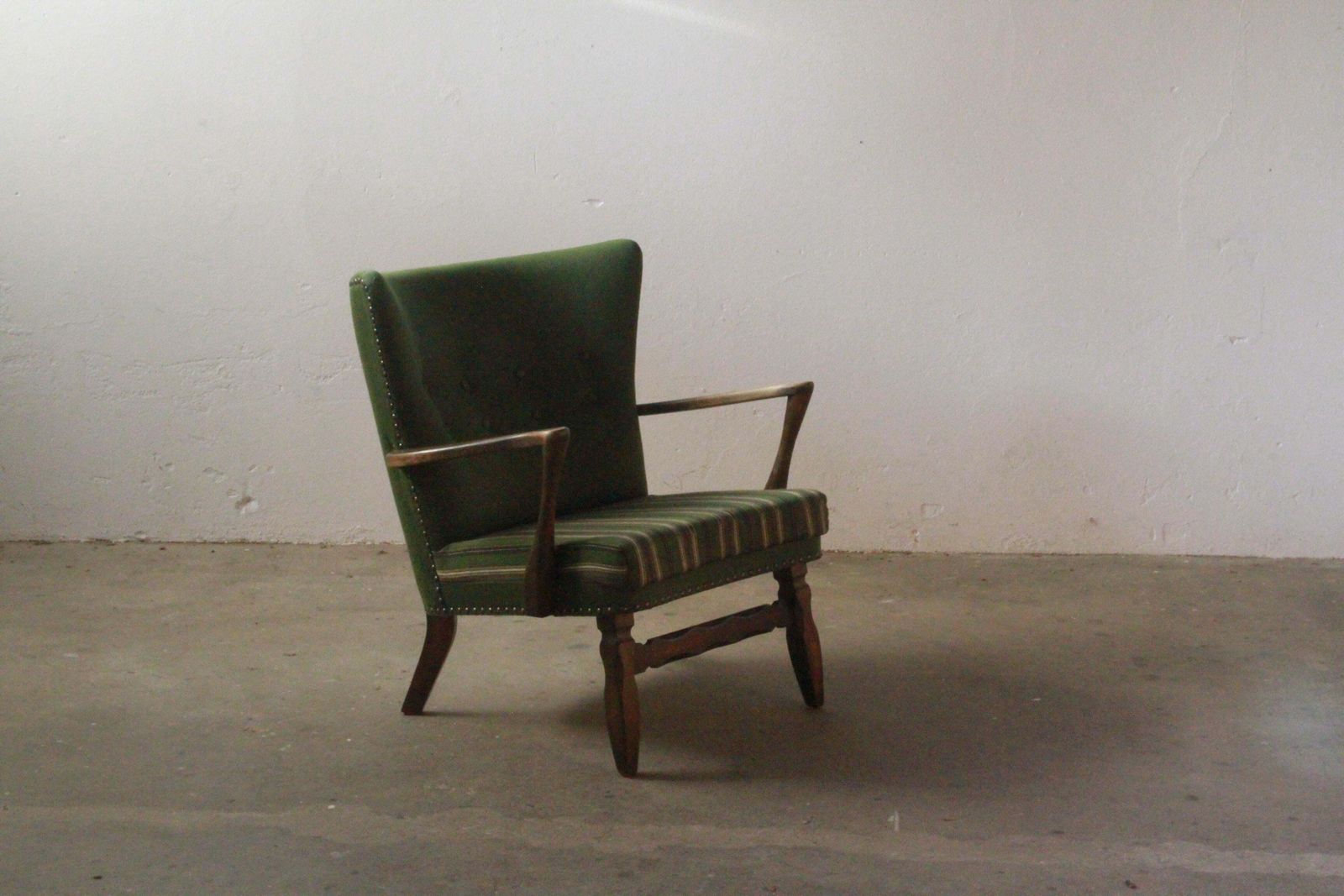 photo vintage Mid Century Lounge Chair In Dark Stained Oak In The Style Of Of Viggo Boesen, 19