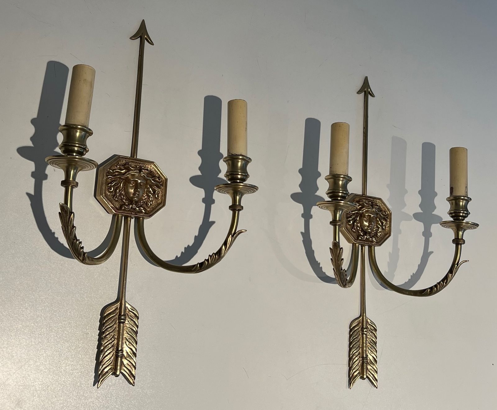 photo vinterior Pair Of Bronze Wall Lights With Arrows And The Effigy Of The Sun King By Louis Gau