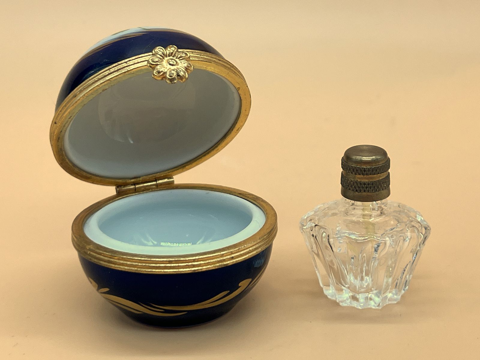 Limoges Porcelain France Small Floral Spherical Box With Internal Glass Perfume Bottle. photo 75.0