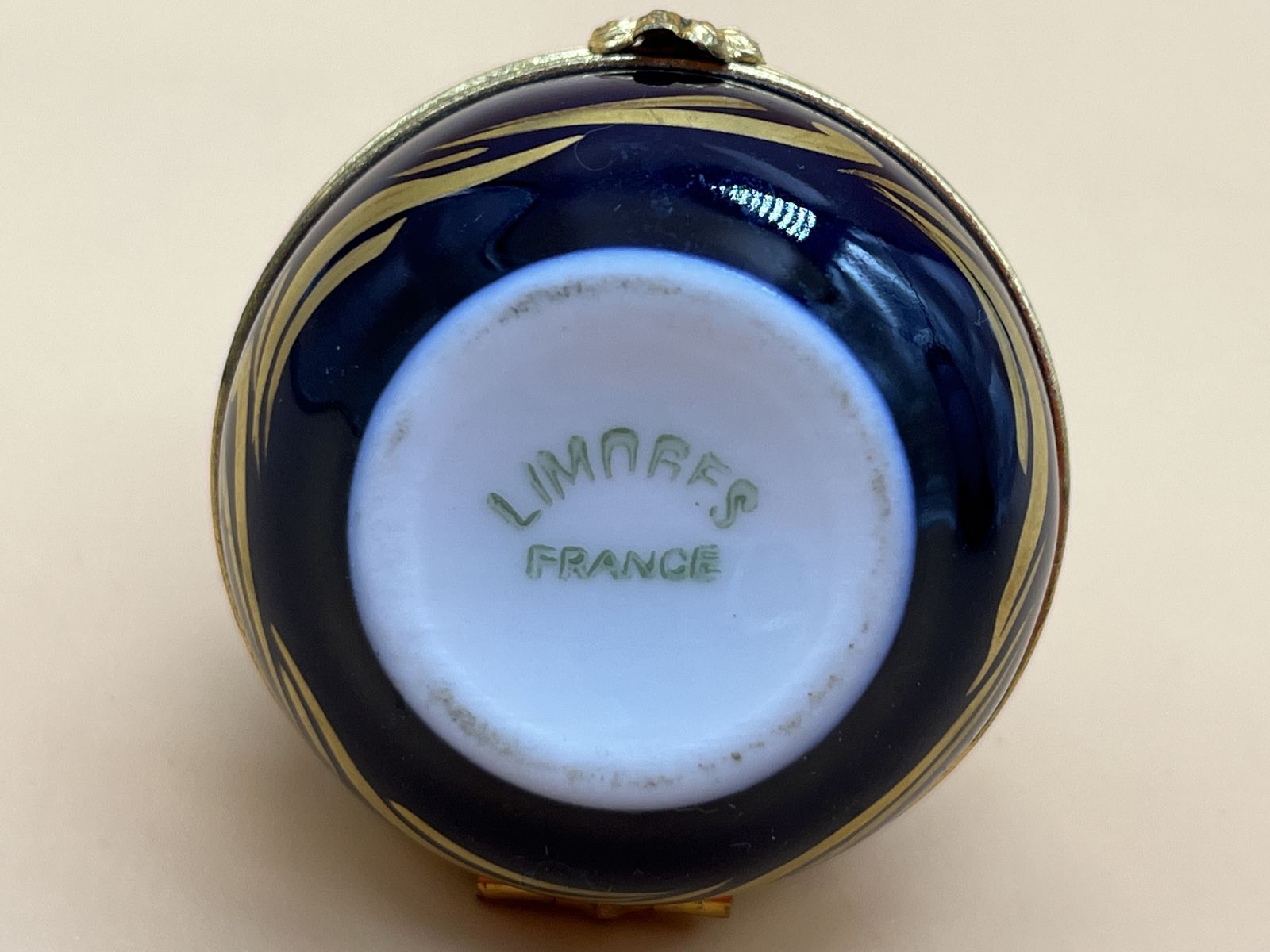 Limoges Porcelain France Small Floral Spherical Box With Internal Glass Perfume Bottle. photo vinterior