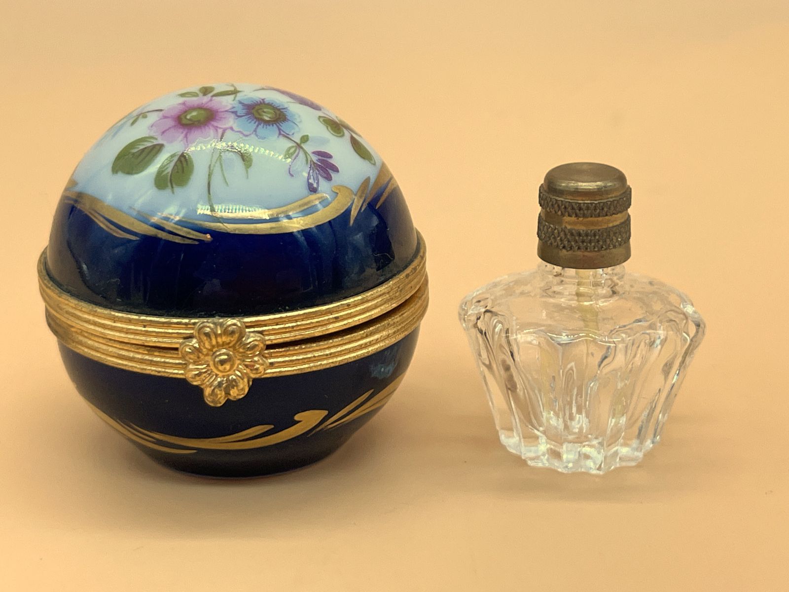 Limoges Porcelain France Small Floral Spherical Box With Internal Glass Perfume Bottle. photo vintage