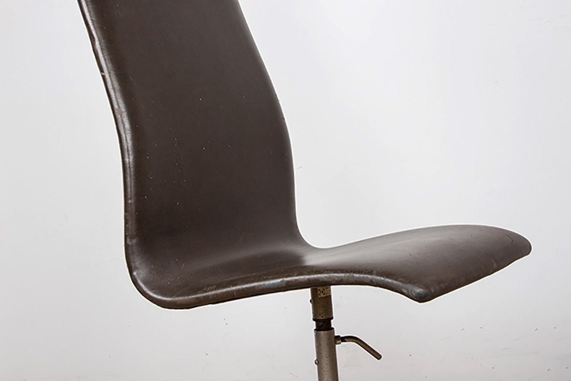 Lot de 4 fauteuils de bureau à dossier haut en cuir et aluminium, modèle Oxford, par Arne Jacobsen pour Fritz Hansen, 1980. photo buy