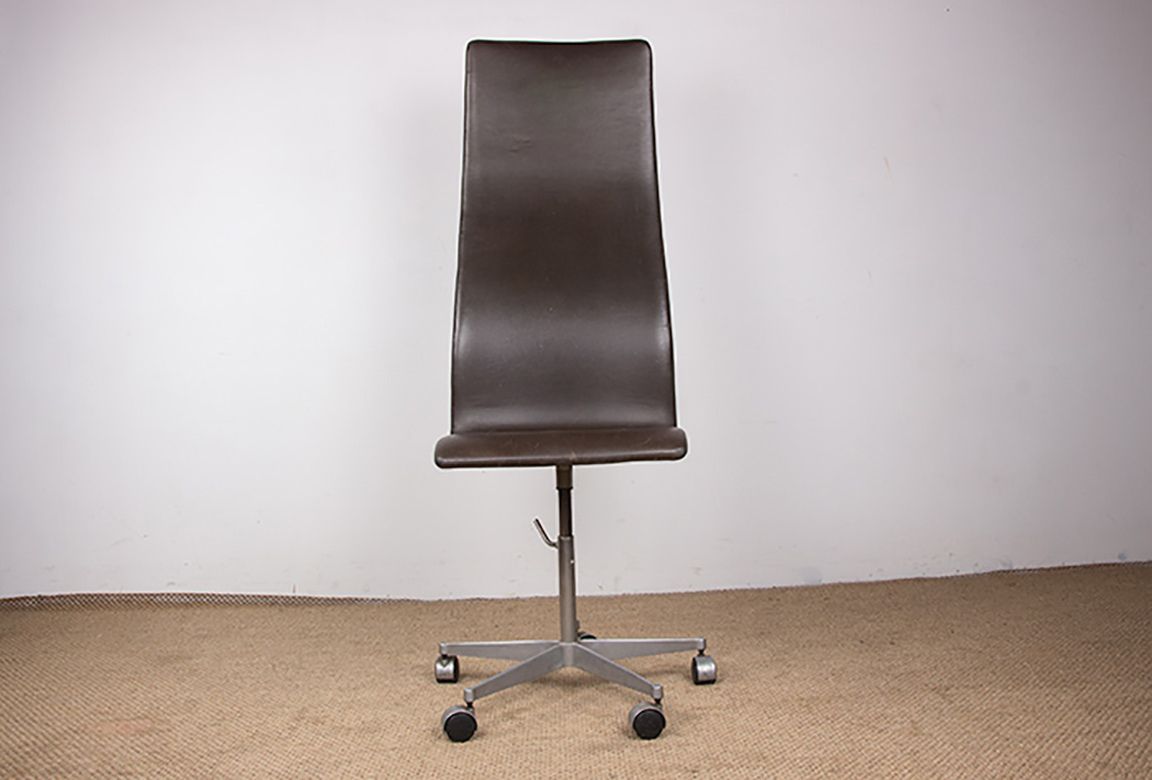 photo vinterior Lot de 4 fauteuils de bureau à dossier haut en cuir et aluminium, modèle Oxford, par Arne Jacobsen pour Fritz Hansen, 1980.