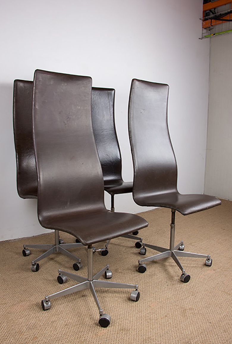 Lot de 4 fauteuils de bureau à dossier haut en cuir et aluminium, modèle Oxford, par Arne Jacobsen pour Fritz Hansen, 1980.