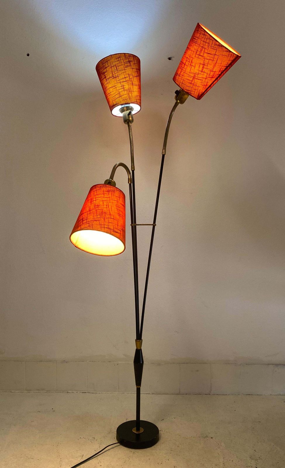 photo vintage Scandinavian Modern Three Arm Floor Lamp By Ateljé Lyktan