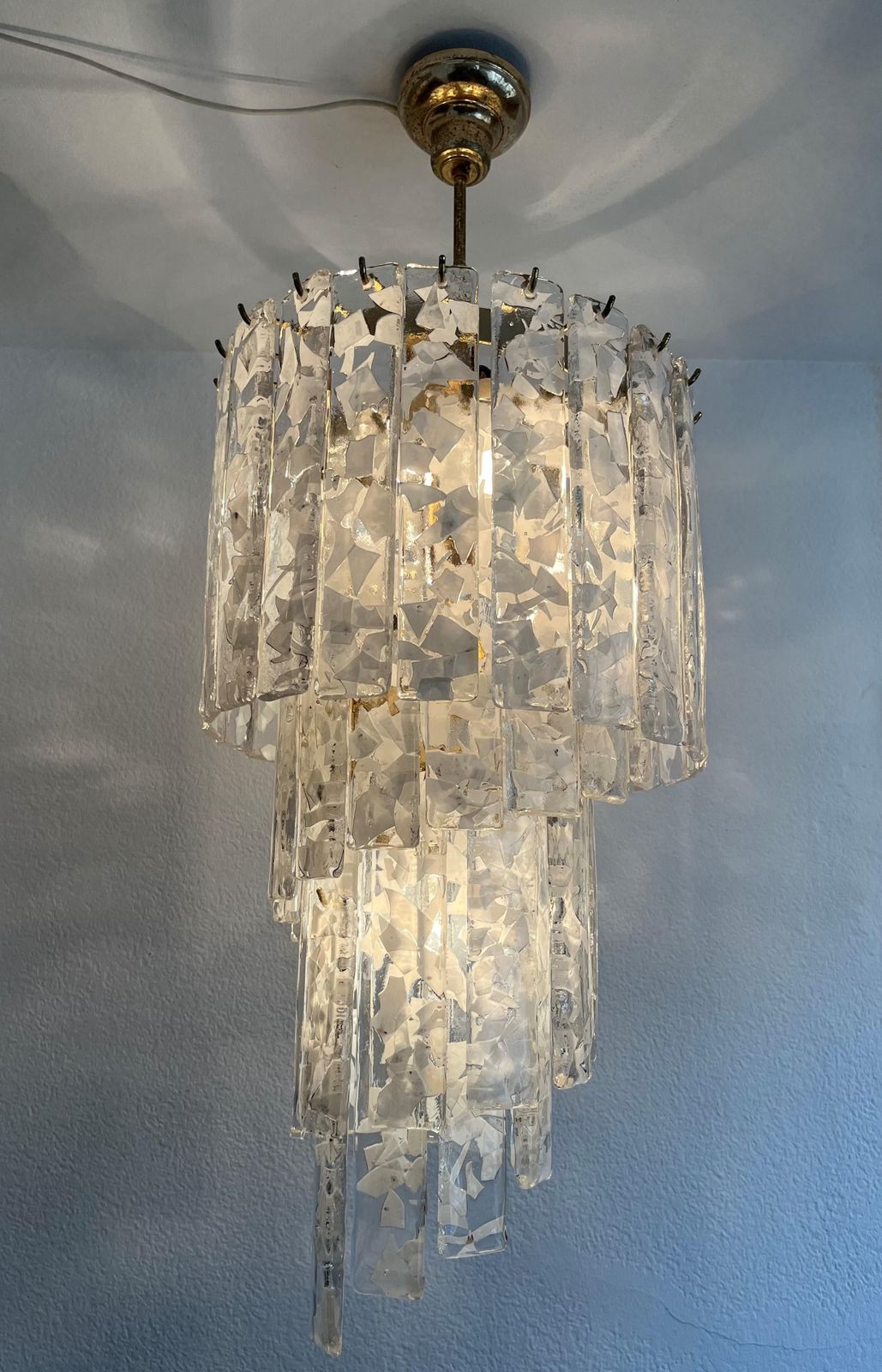 photo vintage Italian Mid Century "Terrazzo" White Murano Glass Spiral Chandelier, 1980s