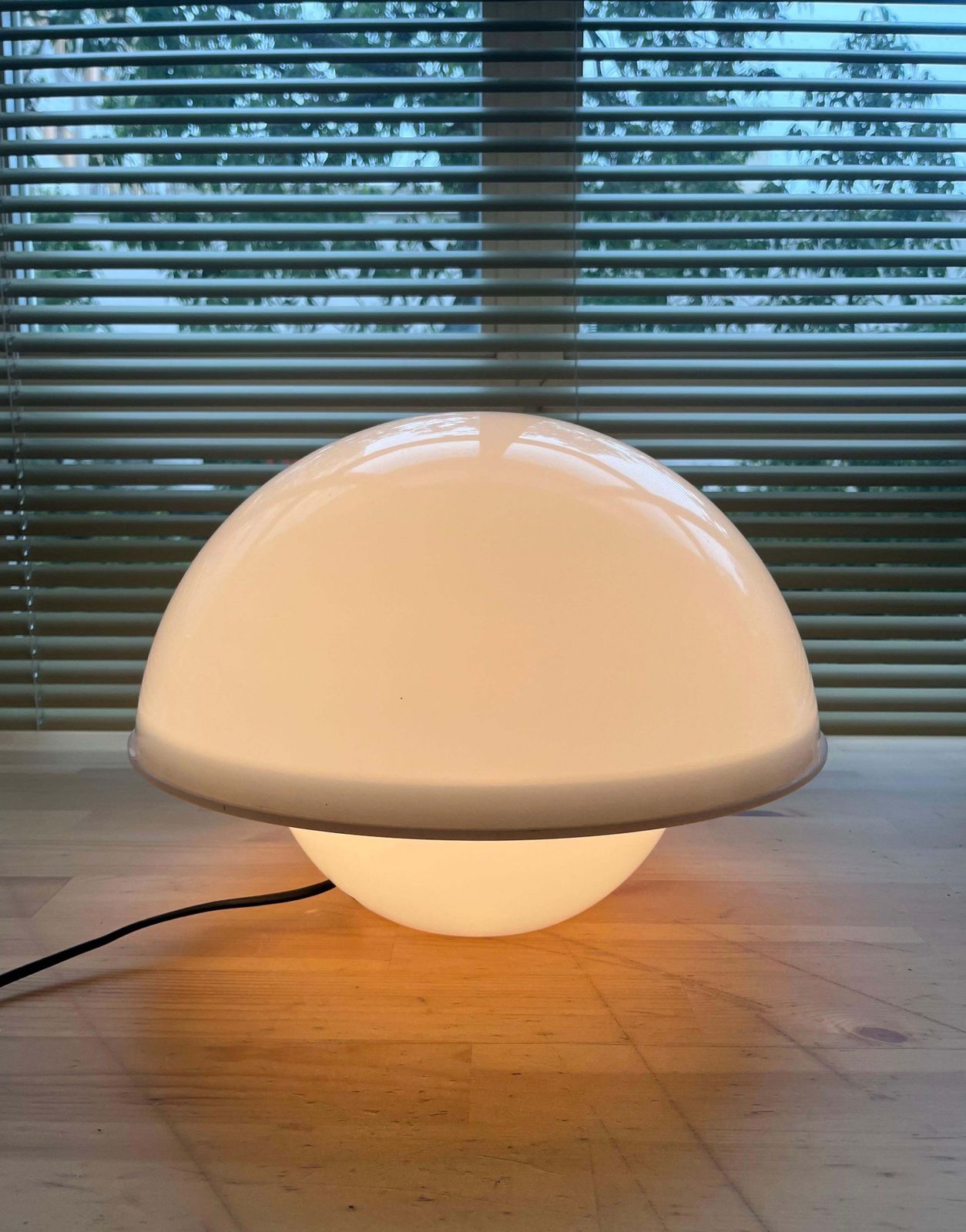 photo vinterior Midcentury White Lucite Table Lamp By André Ricard For Metalarte, 1970s