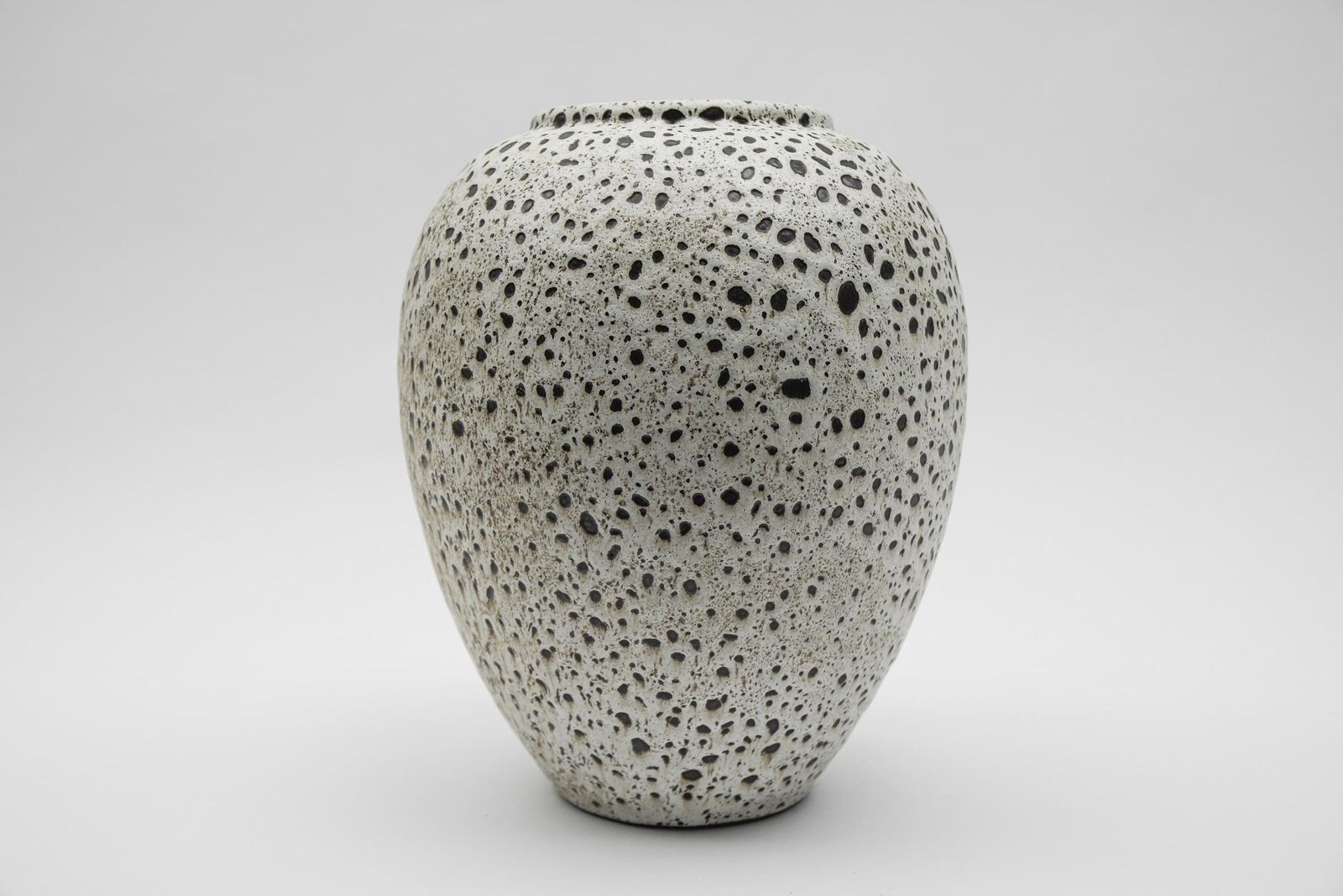 photo furniture A Set Of White Studio Ceramic Vases By Wilhelm & Elly Kuch, 1960s, Germany