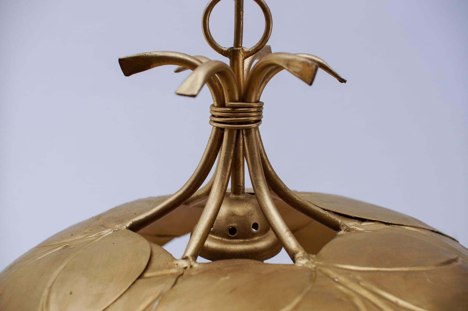 photo vintage Stunning Golden Metal Leaf Pendant Lamp In Hollywood Regency From Leola 1960s