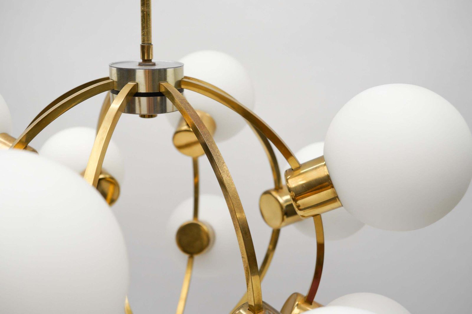 photo vintage Large Mid Century Modern Orbit Or Sputnik Lamp With 12 Opaline Glass Balls