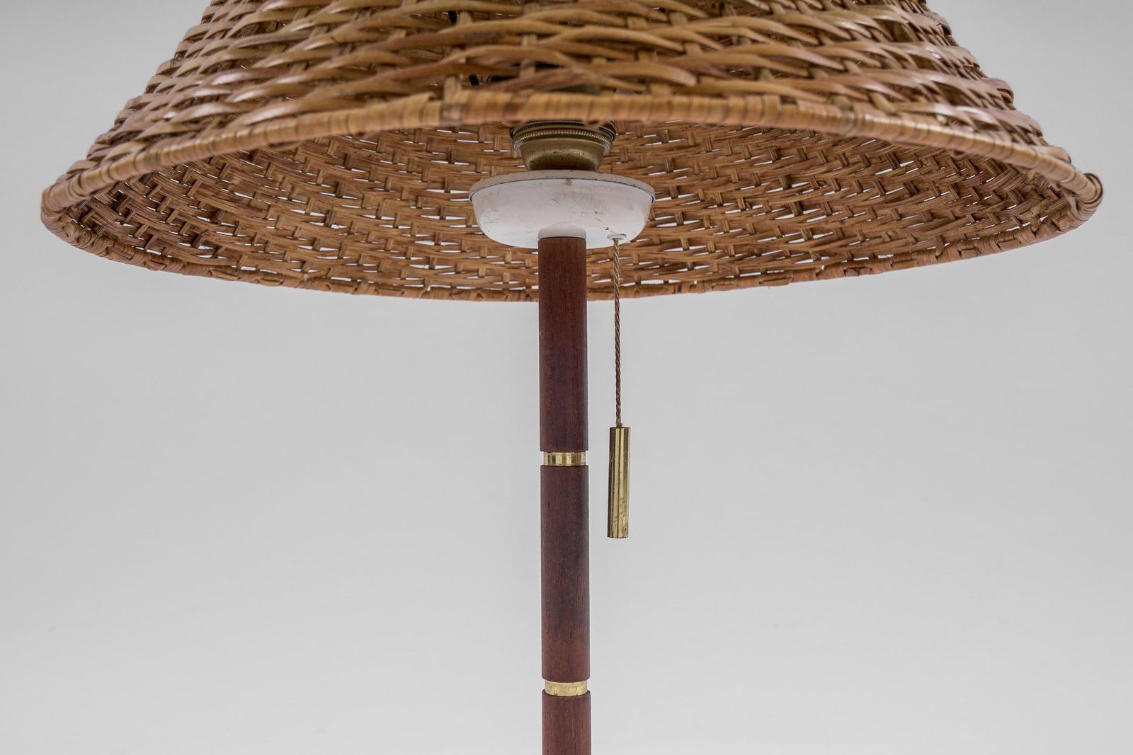 photo vintage Lovely Mid Century Modern Table Lamp In Brass, Wicker And Teak, 1950s, Austria