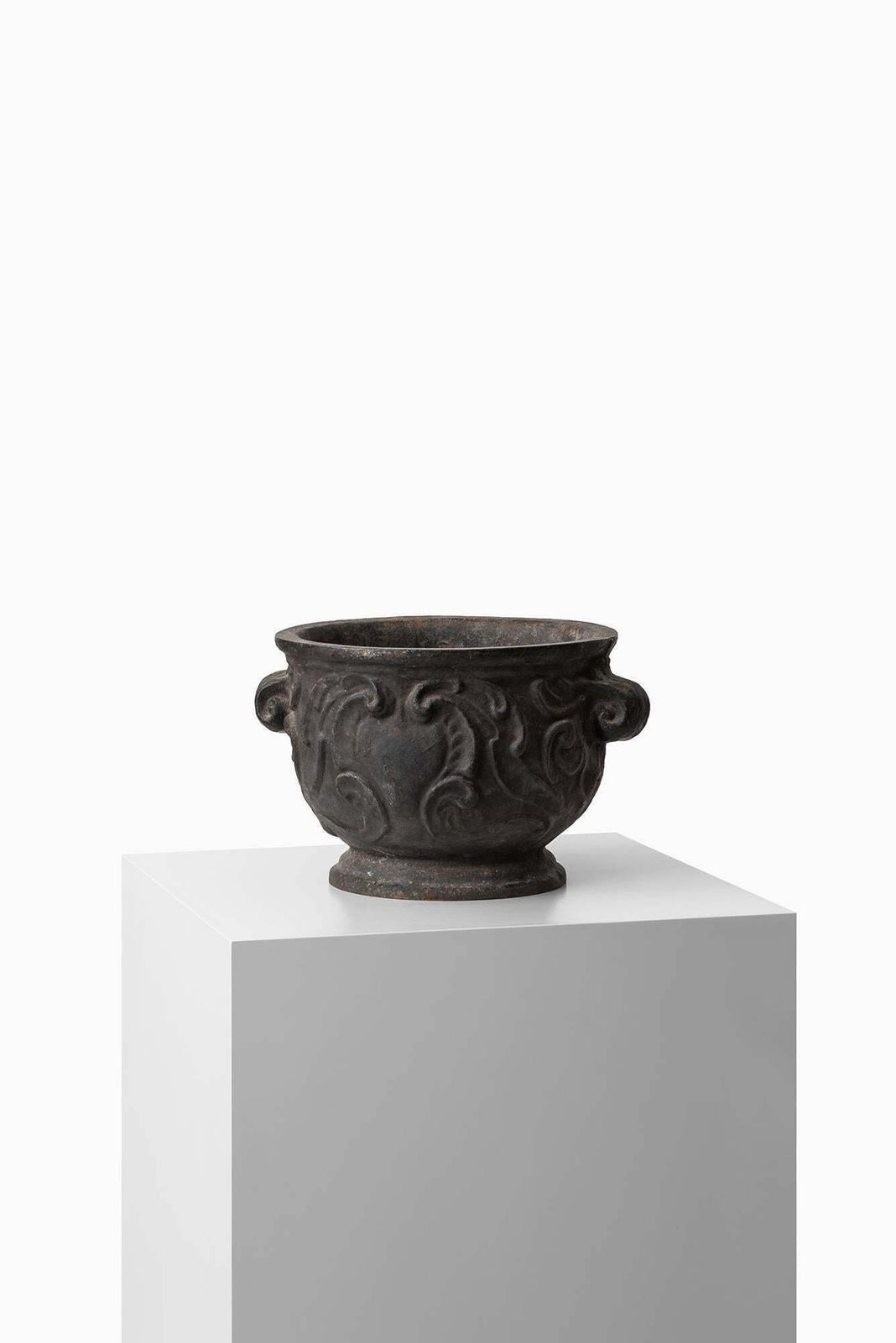 Urn / Planter 'Barockurnan' In Cast Iron By Näfveqvarns Bruk In Sweden photo Garden Decor
