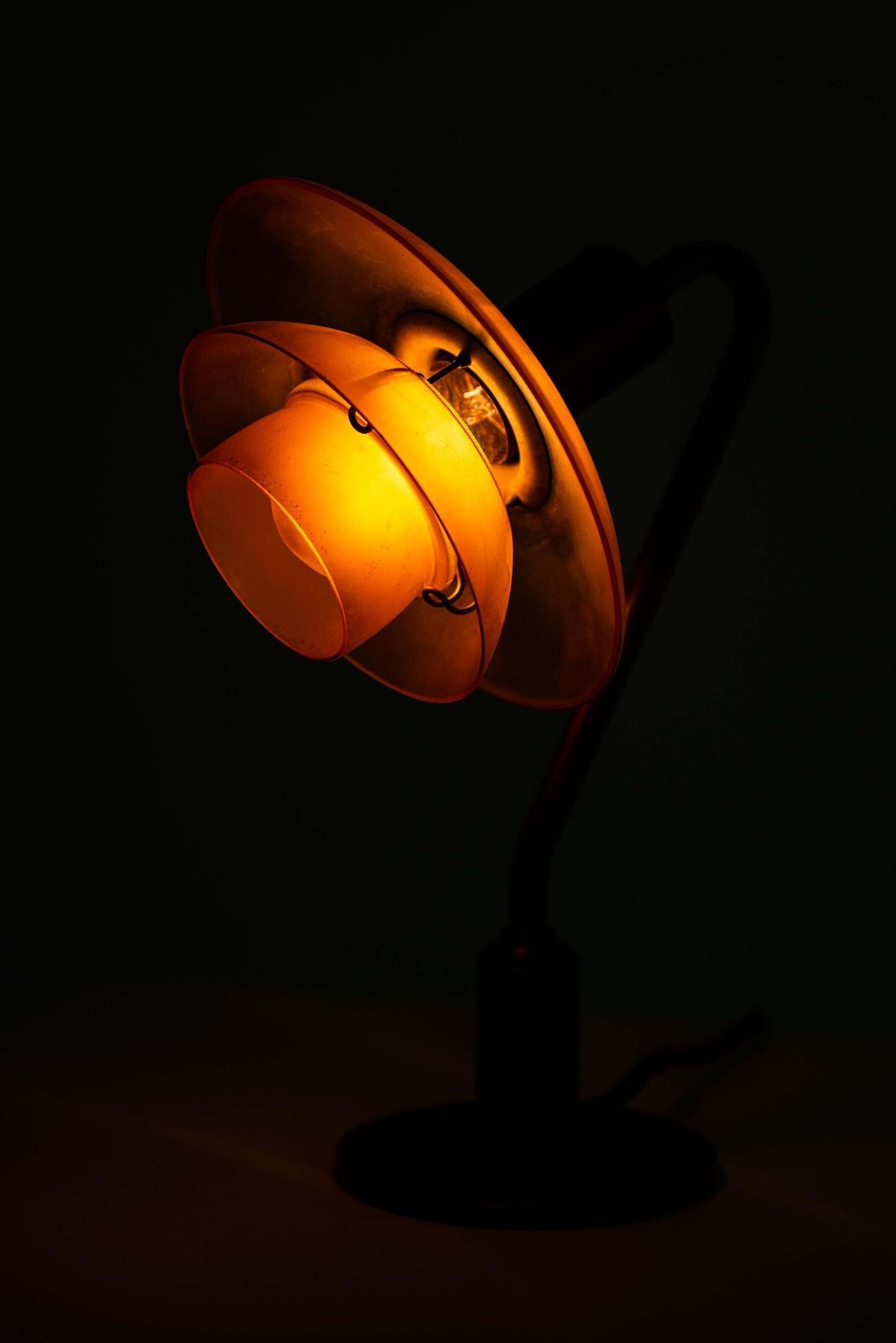 14014.0 Poul Henningsen Table Lamp Model Ph 2/2 'Vintergækken' By Louis Poulsen photo