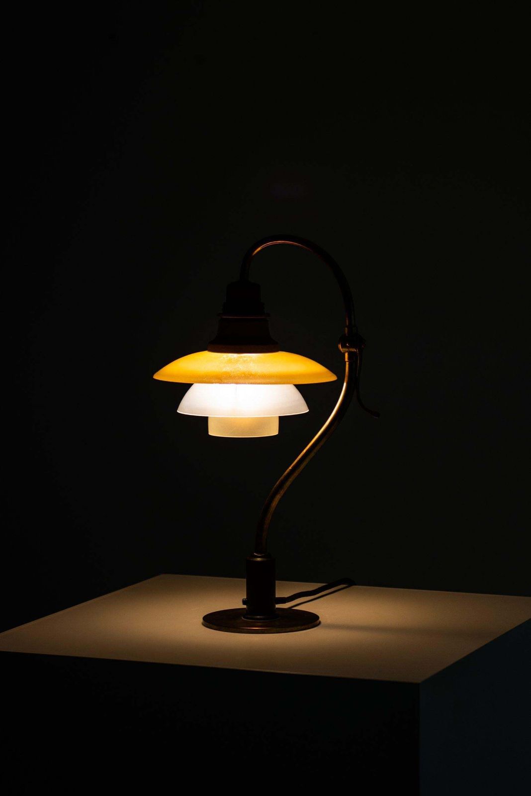 photo vintage Poul Henningsen Table Lamp Model Ph 2/2 Produced By Louis Poulsen In Denmark
