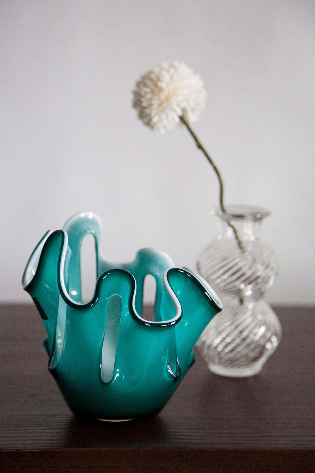 Mid Century Vintage Glazen Vaas Met Aqua En Wit Artistiek Glas, Europa, Jaren 1970 photo Woonaccessoires