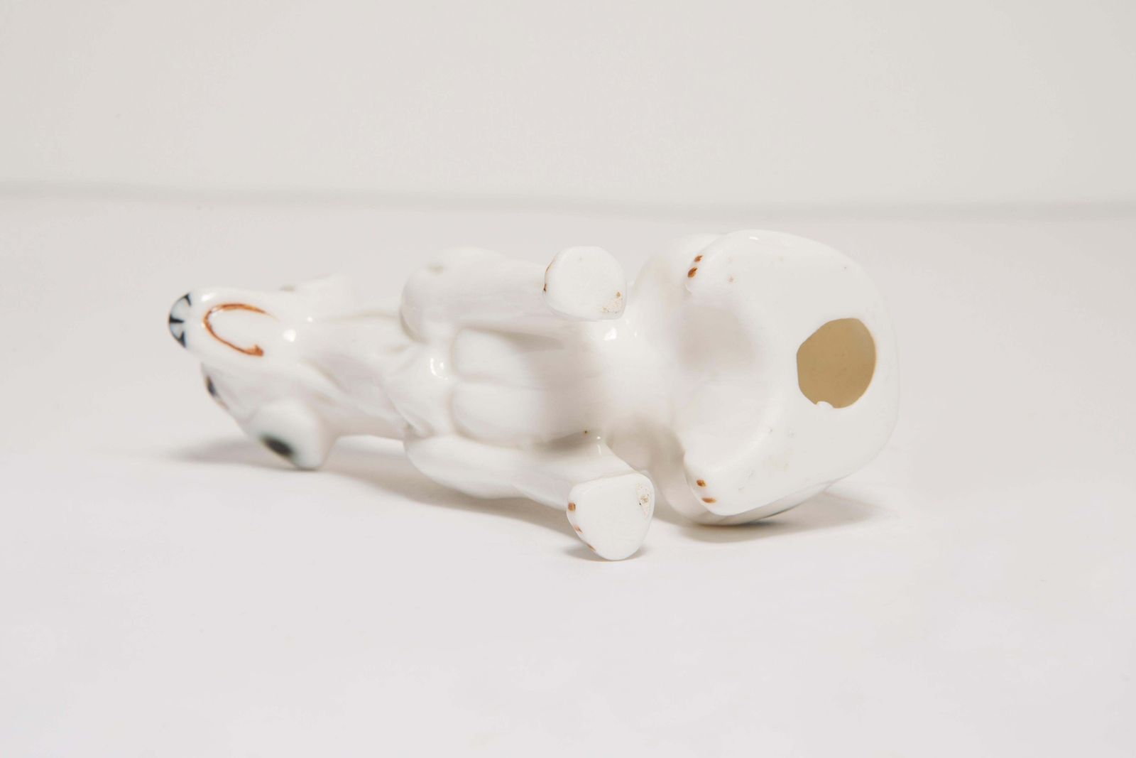 102.0 Miniatuur sculptuur van een witte Dalmatische hond, keramiek, Italië, jaren 1960 photo