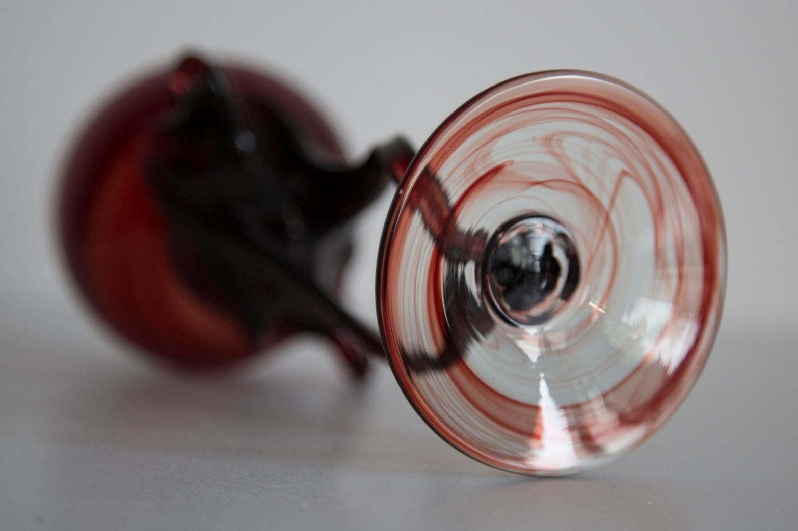 Woonaccessoires Mid Century Vintage Donkerrood Artistiek Glazen Vaas, Kandelaar, Europa, Jaren 1970 photo