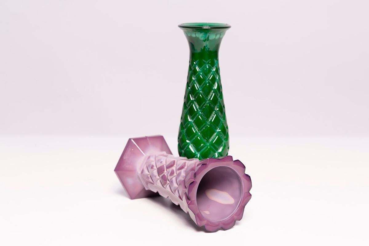Woonaccessoires Set Van Twee Mid Century Artistieke Miniatuurvazen In Groen En Paars, Europa, Jaren 1960 photo