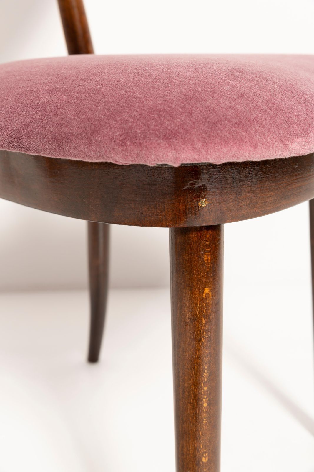 Mid Century Violet Bordeaux Hart Katoenen Fluwelen Stoel, Europa, Jaren 1960 photo for sale