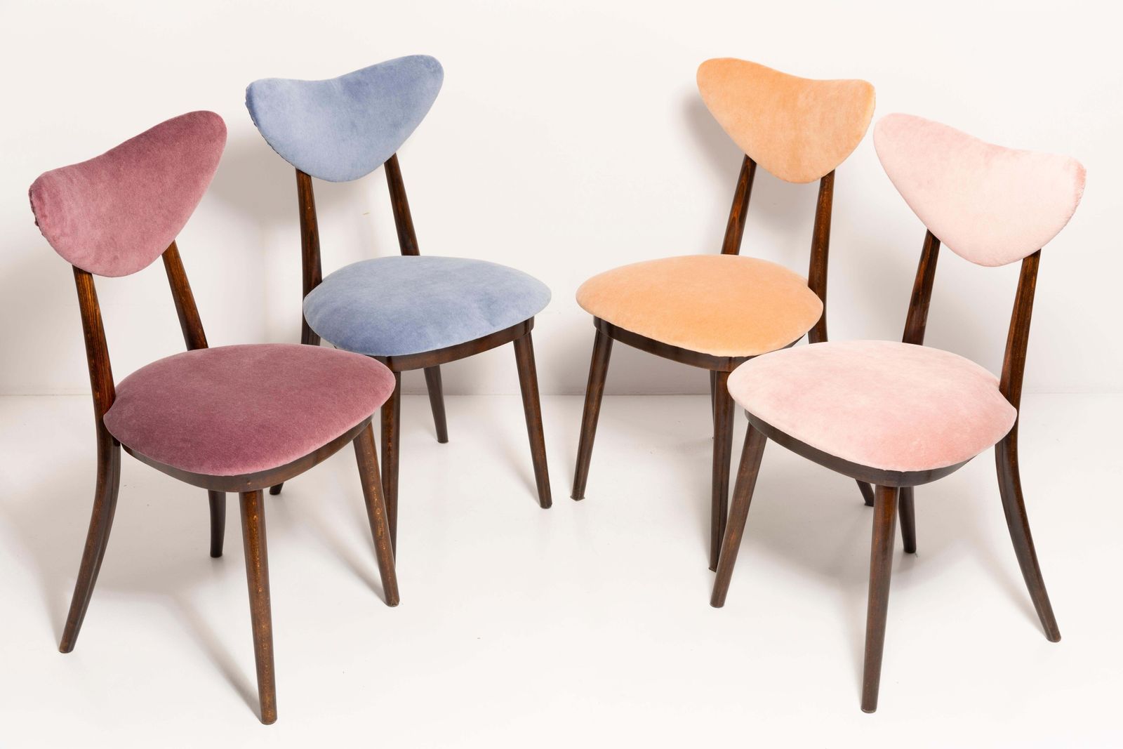 Meubels Mid Century Violet Bordeaux Hart Katoenen Fluwelen Stoel, Europa, Jaren 1960 photo