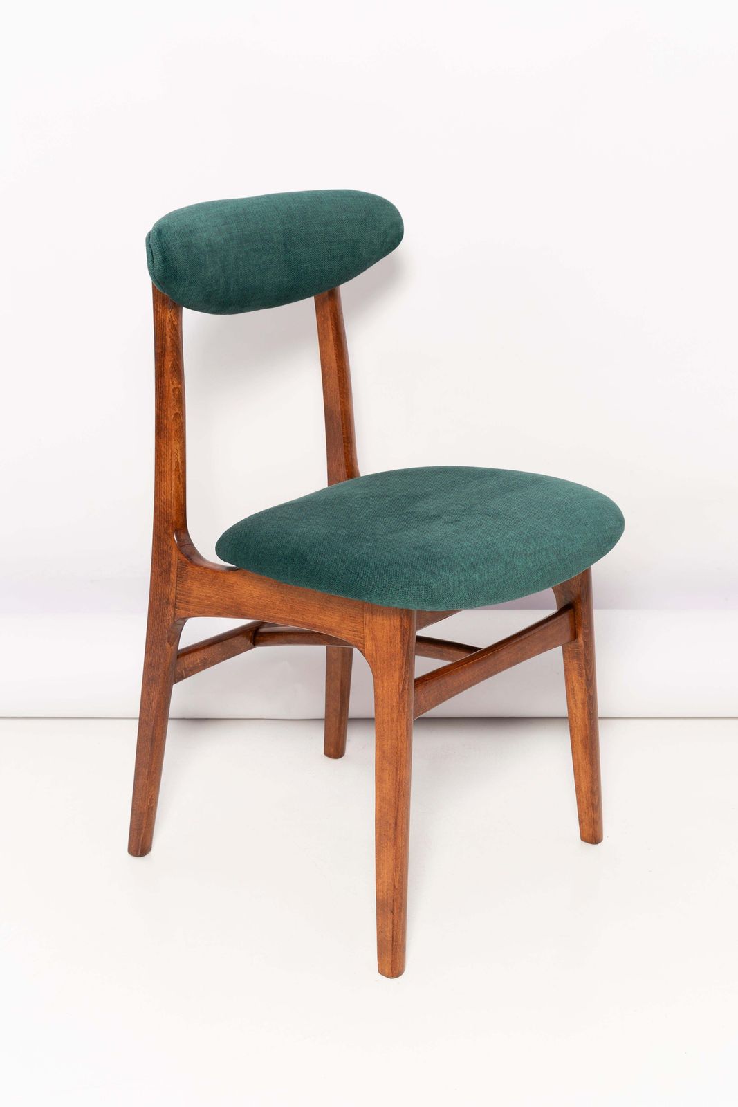 Mid Century Groene Fluwelen Stoel Naar Voorbeeld Van Rajmund Halas, Polen, Jaren 1960 photo for sale