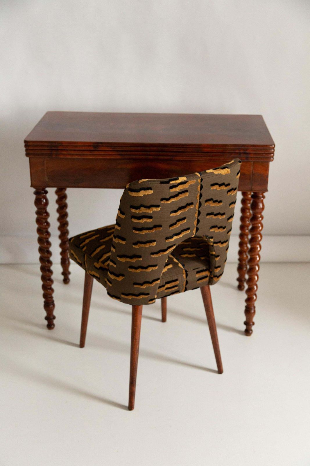 Mid-Century bruine Tiger Beat Jacquard velours stoel met schelpvormige rugleuning, Europa, jaren 1960 photo 595.0