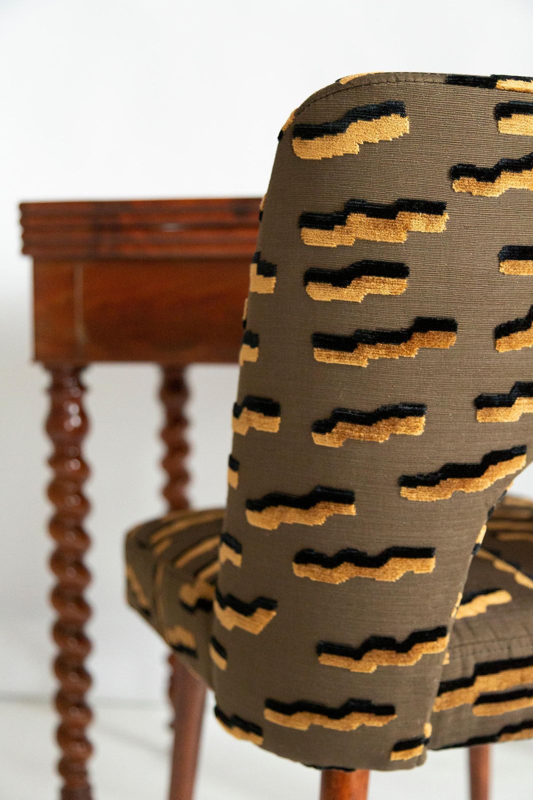Mid-Century bruine Tiger Beat Jacquard velours stoel met schelpvormige rugleuning, Europa, jaren 1960 photo vinterior