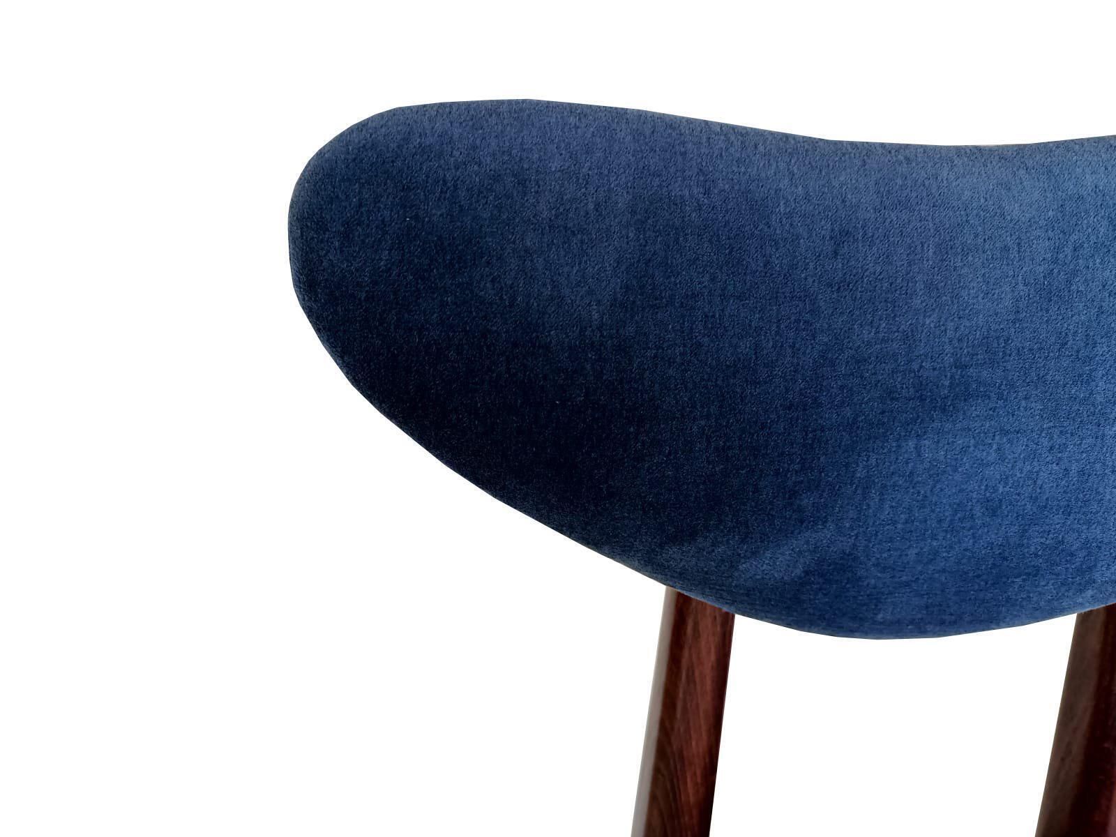 Mid Century Blauwe Velours Fauteuil Met Walnoothouten Frame, Hartvormig, Polen, Jaren 1960 photo 510.0