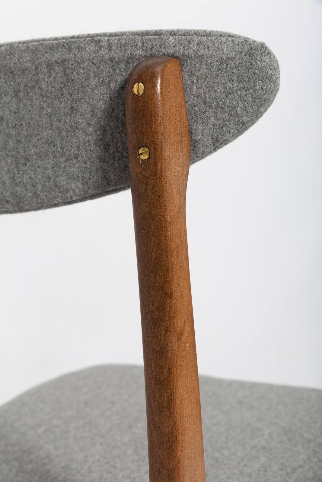 photo furniture Mid Century Grijze Wollen Stoel Ontworpen Door Rajmund Halas, Polen, Jaren 1960