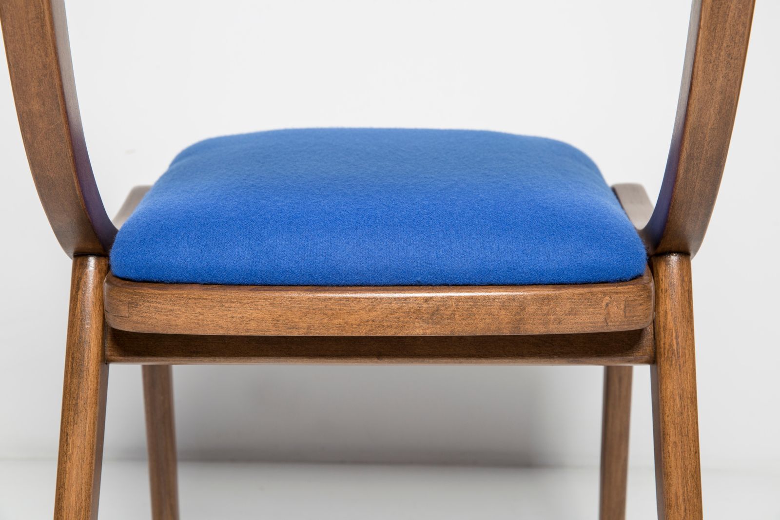 photo furniture Mid Century Modern Bumerang Stoel, Koningsblauw Wol, Polen, Jaren 1960