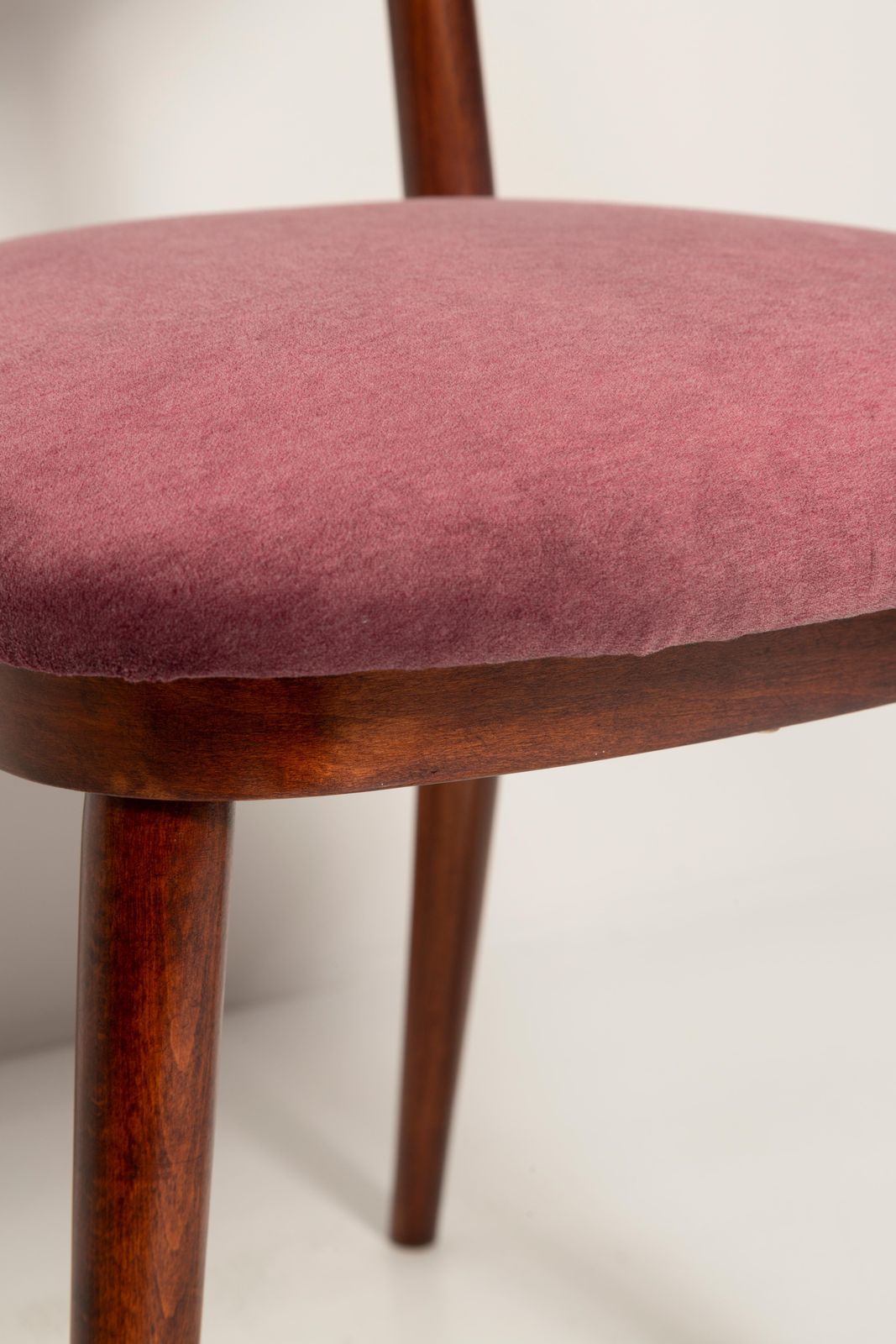 photo furniture Mid Century Pruimviolet Fluwelen Hartvormige Stoel, Europa, Ca. Jaren 1960