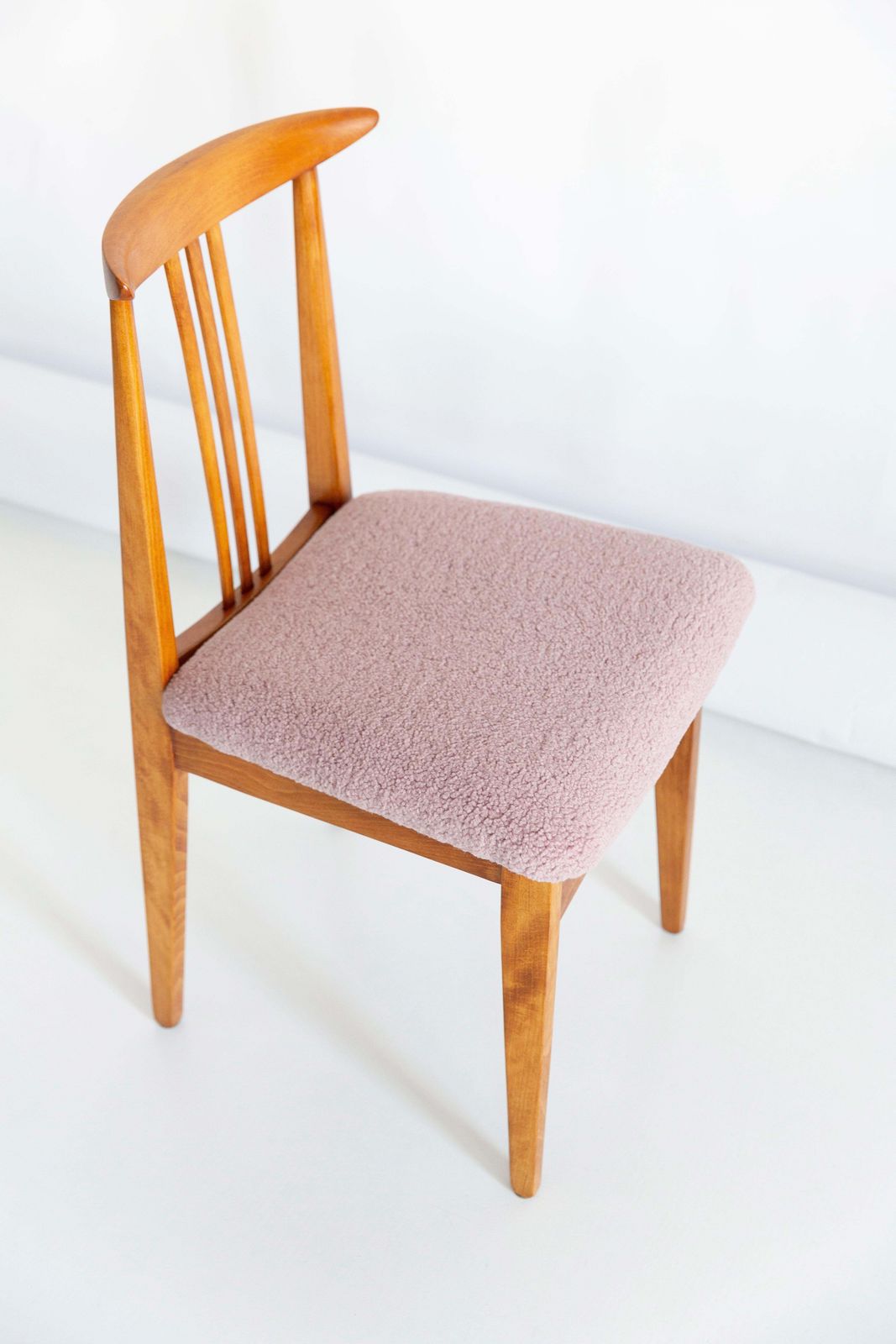 Mid Century Modern Roze Bouclé Fauteuil, Ontworpen Door M. Zielinski, Europa, Jaren 1960 photo furniture