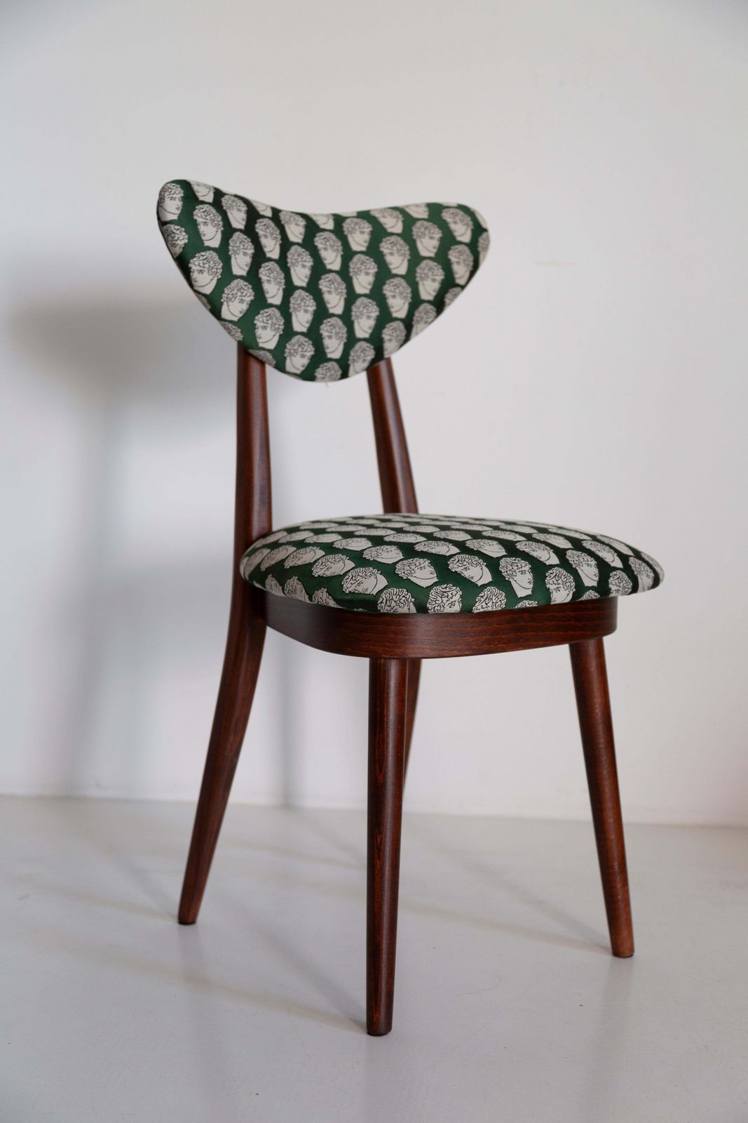 Mid Century David Print Emerald Satin, Walnoothouten Hartenstoel, Europa, Ca. Jaren 1960 photo furniture