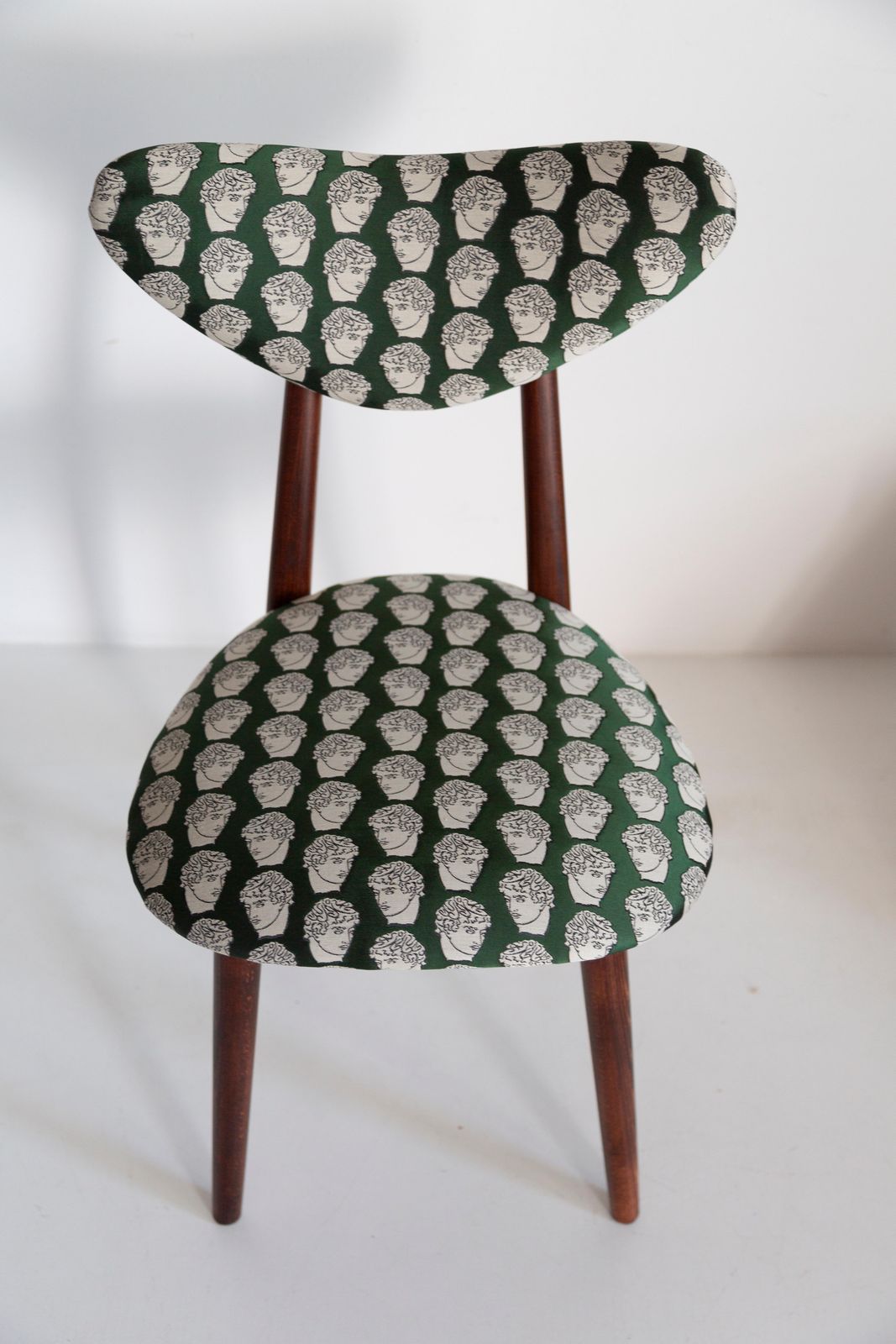 595.0 Mid Century David Print Emerald Satin, Walnoothouten Hartenstoel, Europa, Ca. Jaren 1960 photo