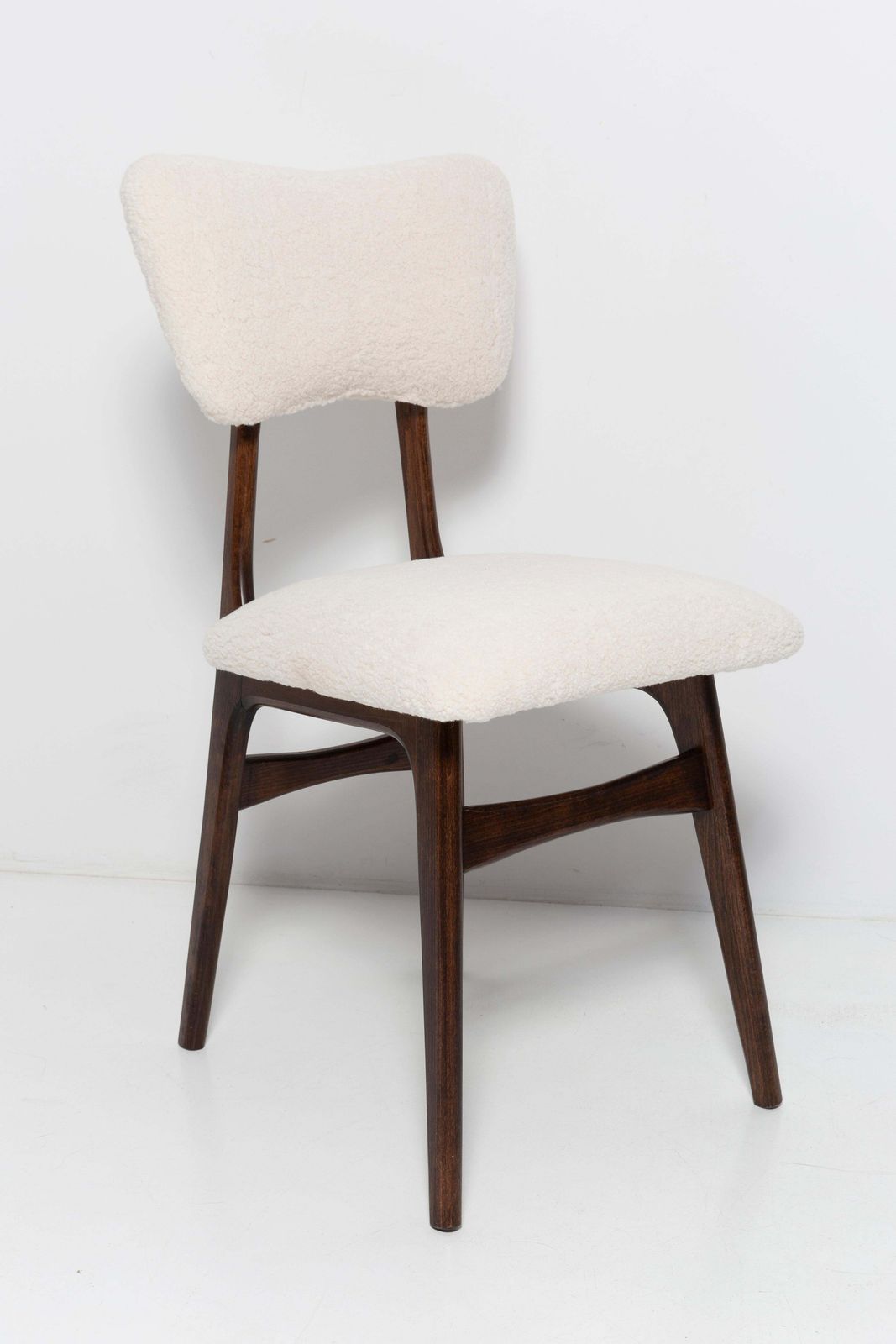 20e Eeuwse Lichtcrème Bouclé Fauteuil In Walnootkleur, Europa, 1960. photo furniture