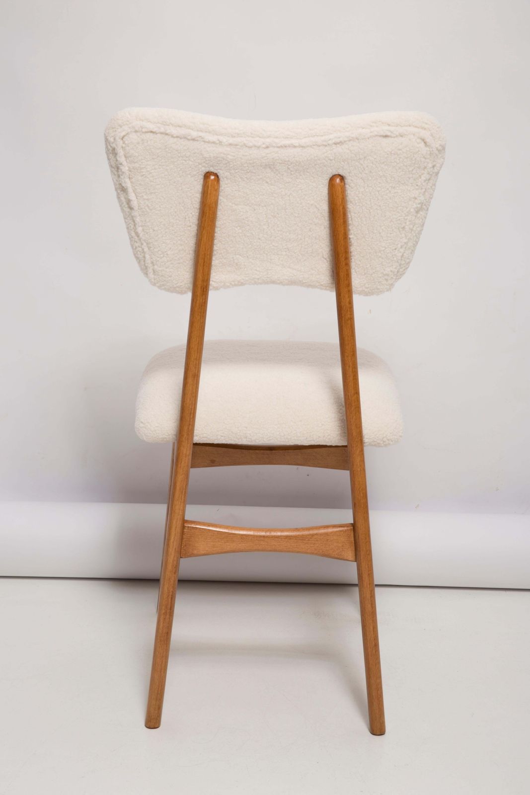 photo for sale 20th Century Light Crème Boucle Oak Wood Butterfly Chair, Europe, 1960