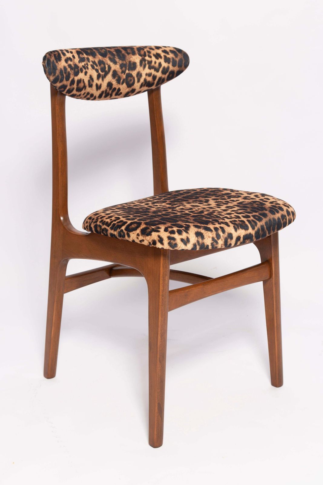 Mid Century Luipaardfluwelen Fauteuil, Walnouthout, Rajmund Halas, Polen, Jaren 1960 photo furniture