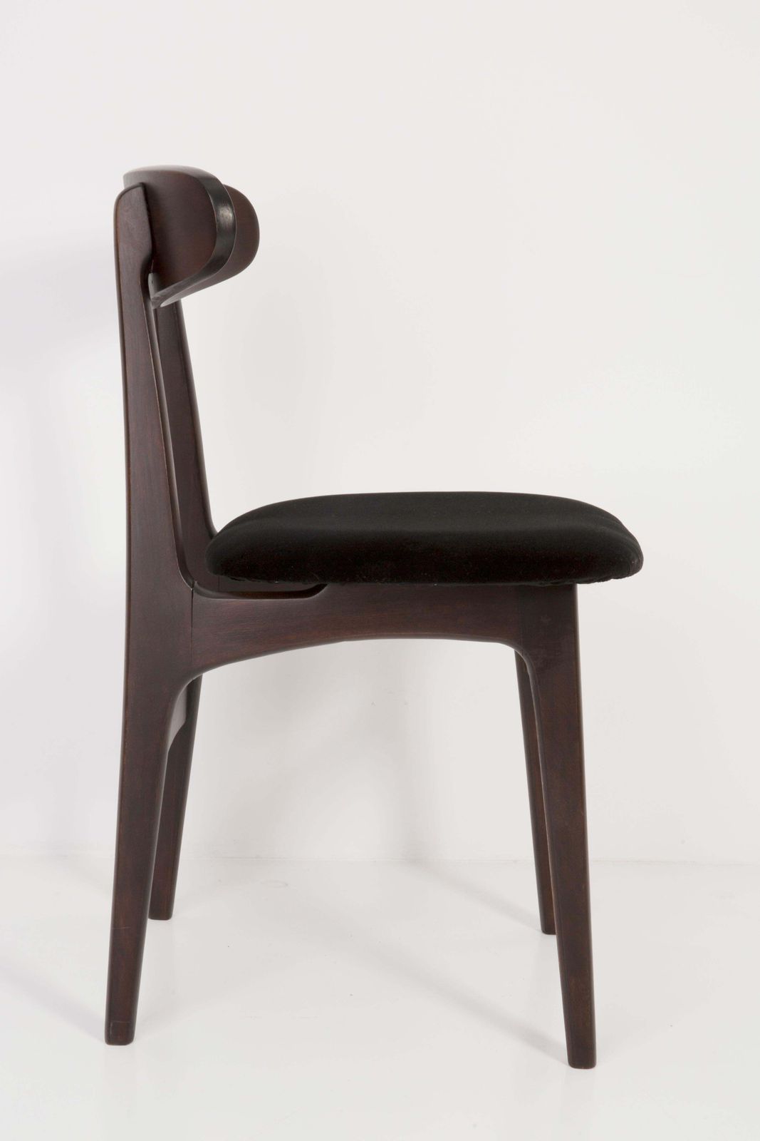 Mid Century Zwart Fluwelen Stoel, Rajmund Halas, Polen, Jaren 1960 photo for sale