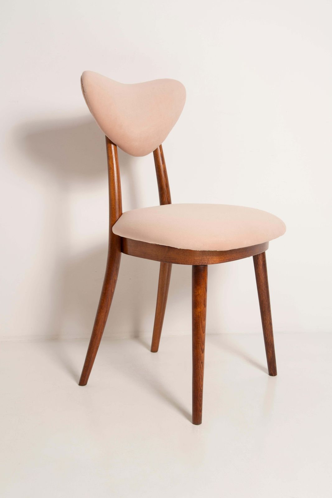 Mid Century Lichtroze Fluwelen Hartvormige Fauteuil, Europa, Ca. Jaren 1960 photo for sale