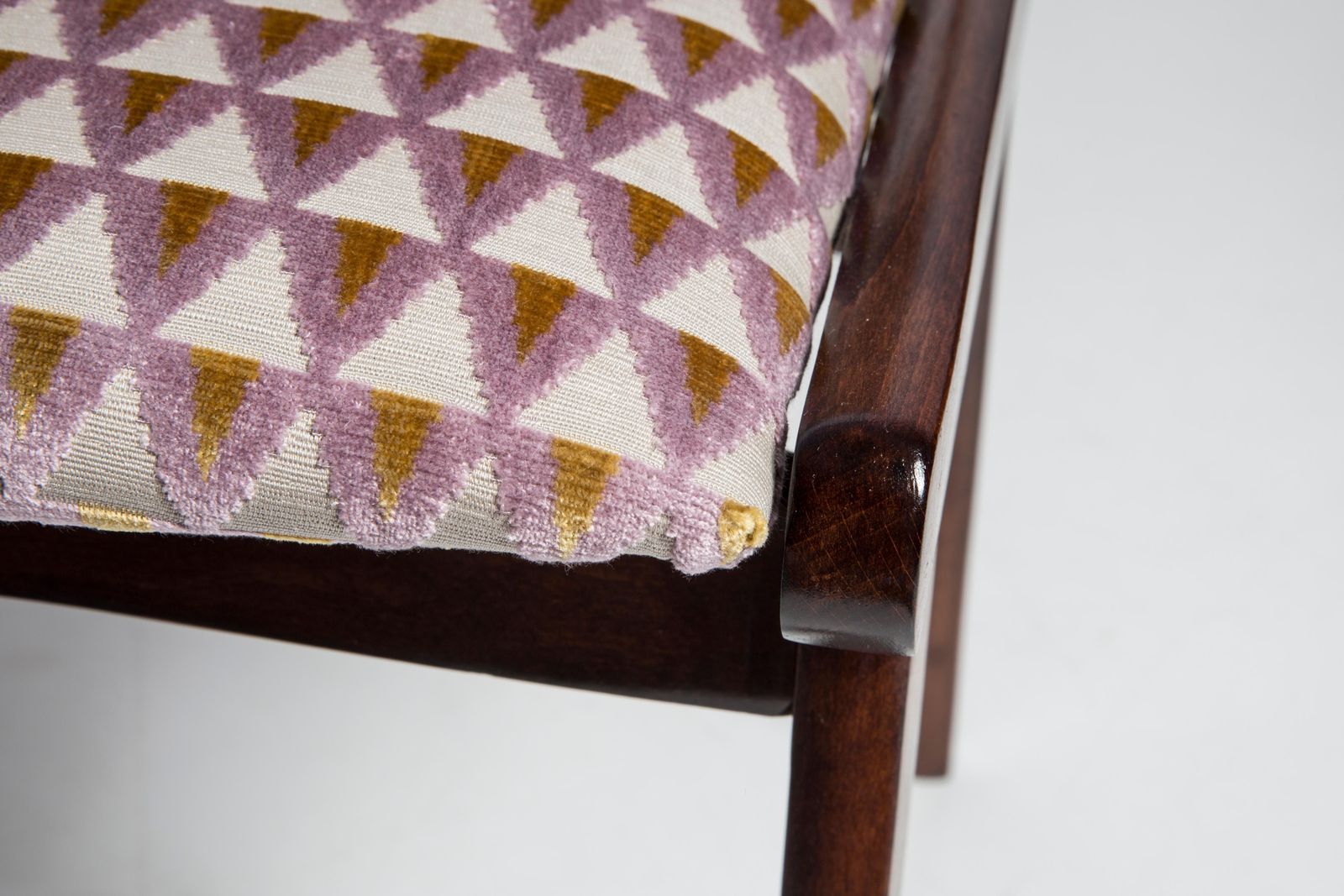 photo furniture Mid Century Lichtpaarse Amuleto Fluwelen Jarfauteuil, Polen, Jaren 1960