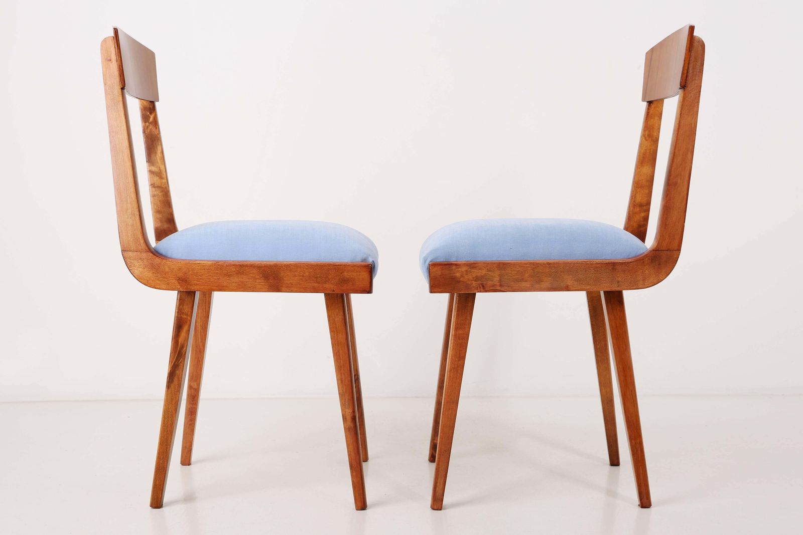 Set Van Twee Mid Century Stoelen Met Lichtblauwe Velours Bekleding En Middelkleurig Hout, Europa, Jaren 1960 photo Meubels