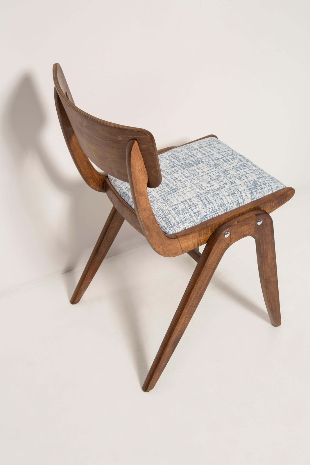 Vier Mid Century Stoelen Met Wit Blauw Linnen Bekleding En Donker Hout, Boemerangvorm, Polen, Jaren 1960 photo buy