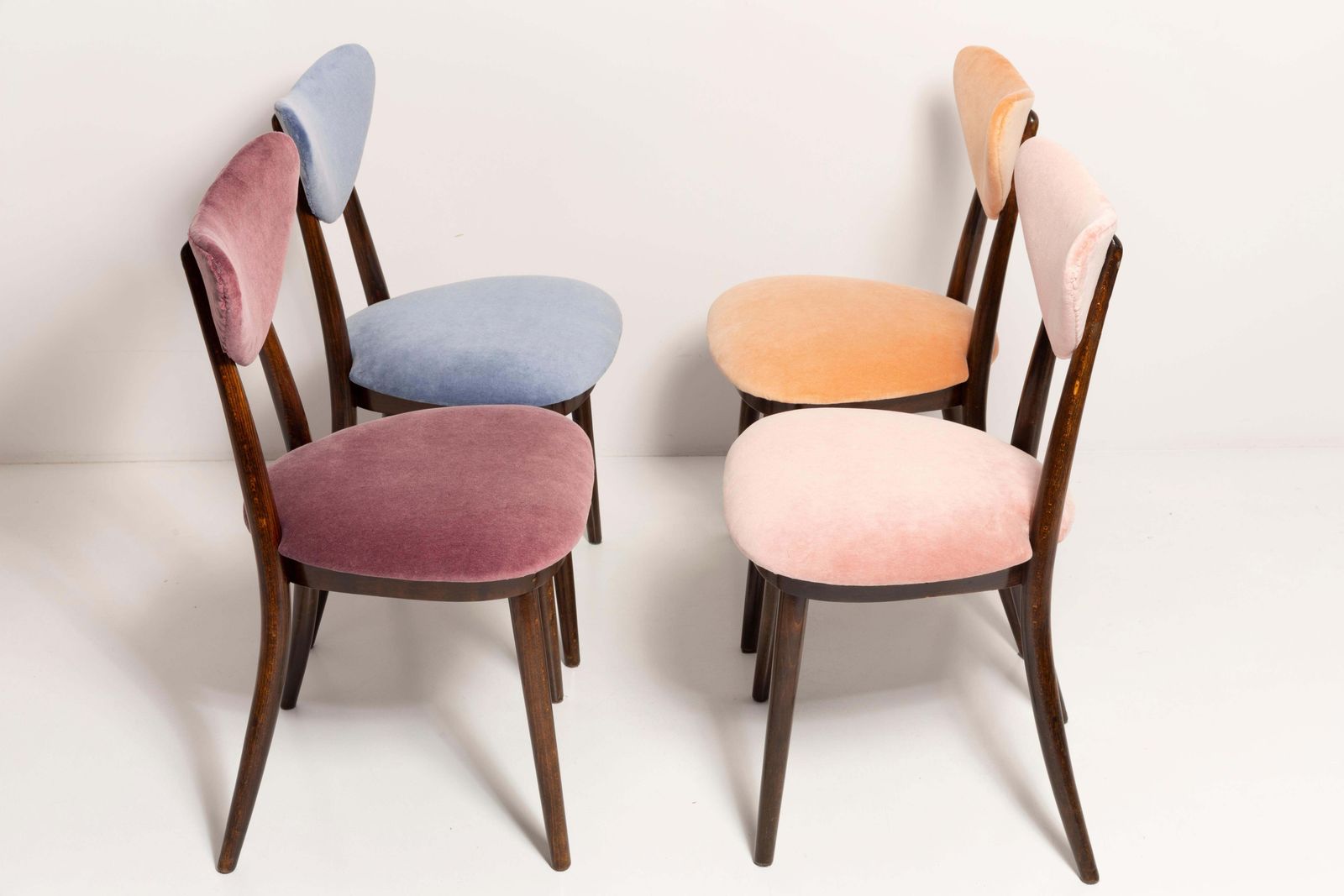 Set Van Vier Hartstoelen, Roze, Oranje, Bordeauxrood En Violet Fluweel, Europa, Jaren 1960 photo for sale