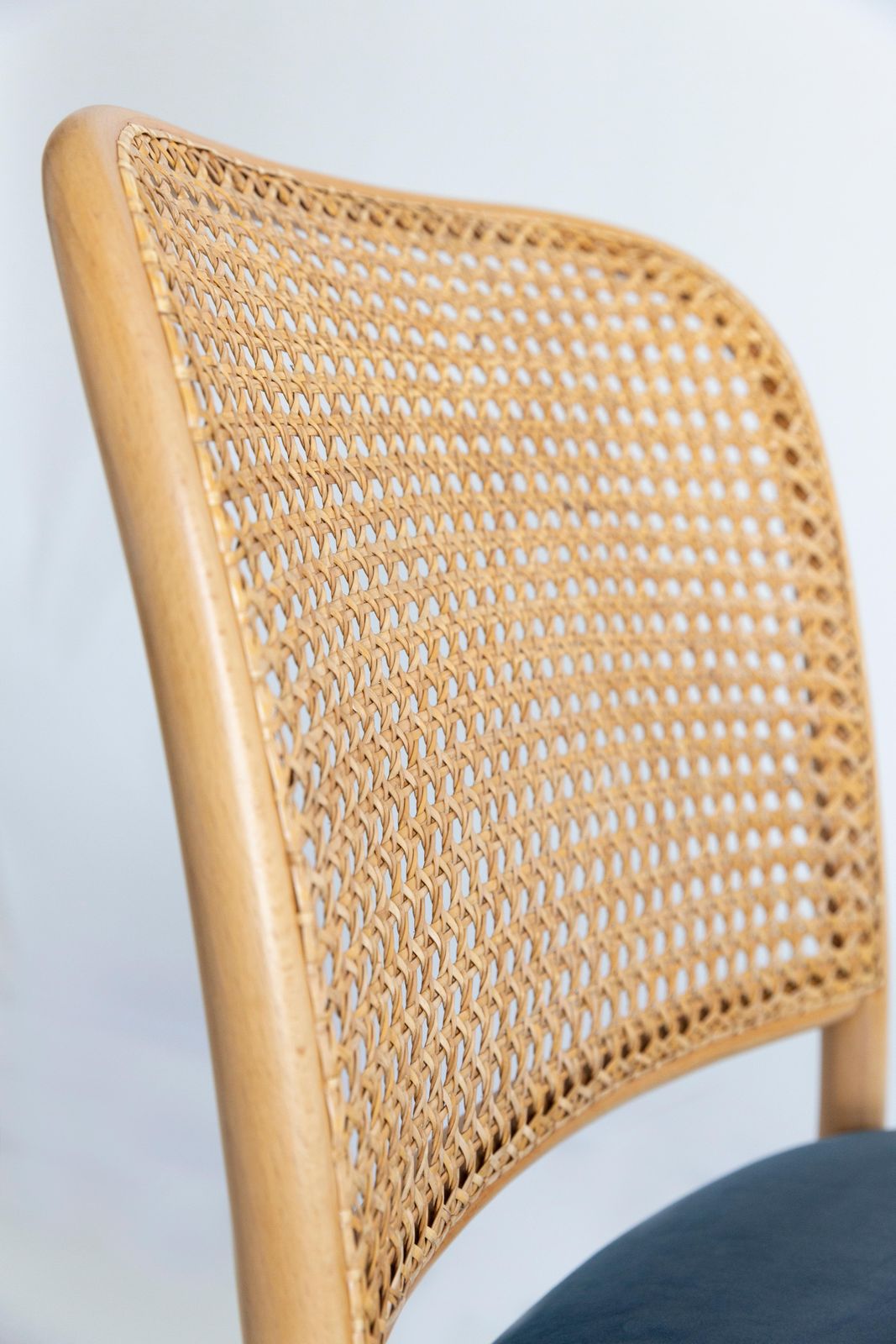 2123.0 Set Van Vier Blauwe Fluwelen Thonet Houten Rotanstoelen, Jaren 1960 photo