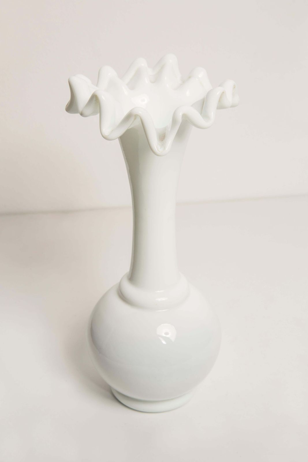 Mid Century Porseleinen Witte Miniatuurvaas Met Franje, Europa, Jaren 1960 photo buy