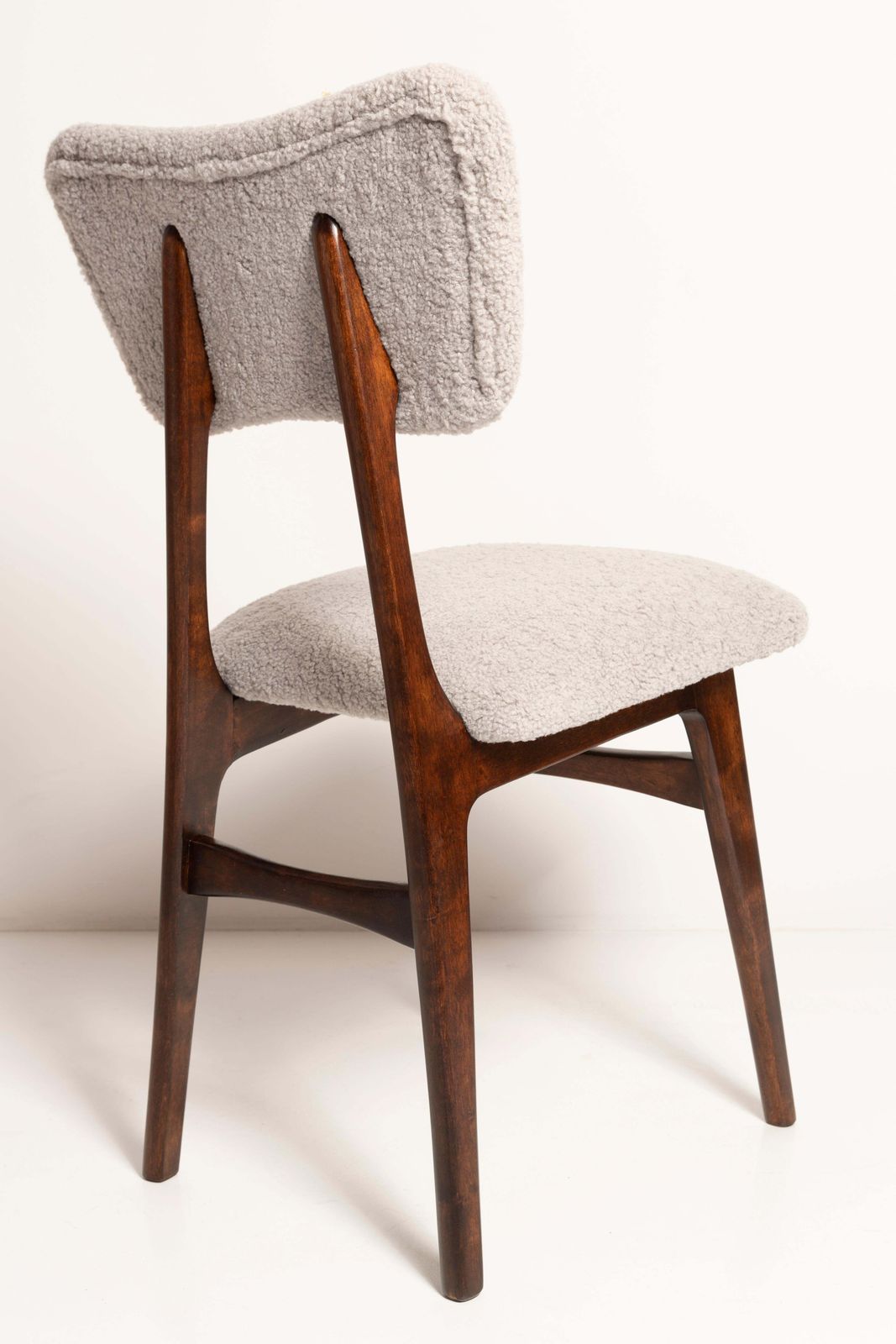photo furniture Mid Century Butterfly Chair, Lichtgrijs Bouclé, Donker Walnoot Hout, Europa, Jaren 1960